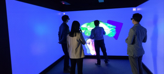 29일 창원국가산업단지 입주기업이 창원 공정혁신 시뮬레이션 센터에서 차량 충돌과 관련한 3차원(3D)시뮬레이션 결과를 확인하고 있다.<한국산업단지공단 제공>